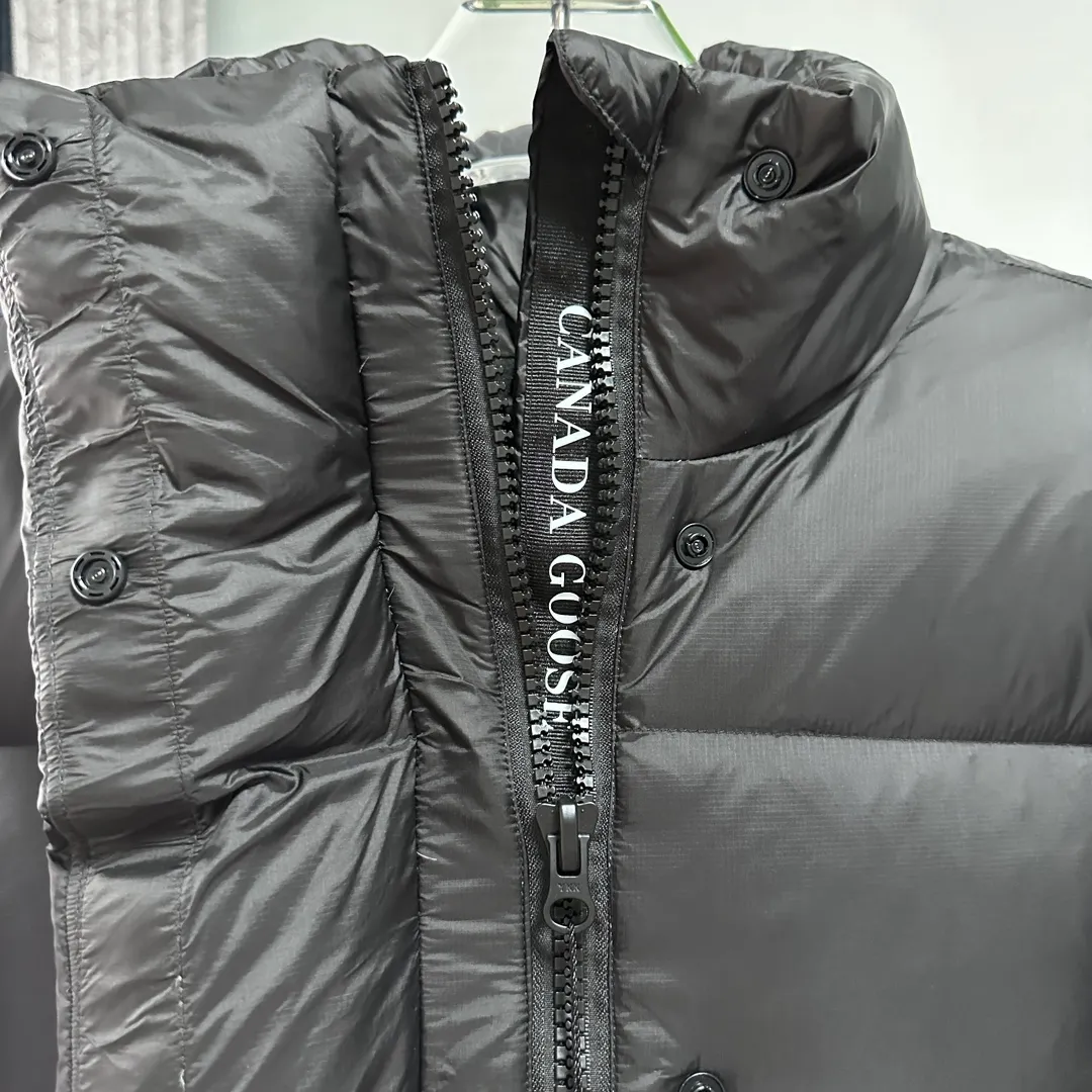 P780 Style number: Y112 𝗚𝗮𝗻𝗮𝗱𝗮 𝗚𝗼𝗼𝘀𝗲｜Canada Goose Cypress series women's short puff/down jacket Color: black, silver Size: XS, S, M, Customized original high-density waterproof recycled Feather-Light tear-resistant fabric, waterproof and windproof, light and fluffy. The interior adopts nylon double-layer sealing design! The interior is filled with 90% white duck down of the national standard, and the down content is as high as 350 grams. Fluffy, plump and soft to the touch.